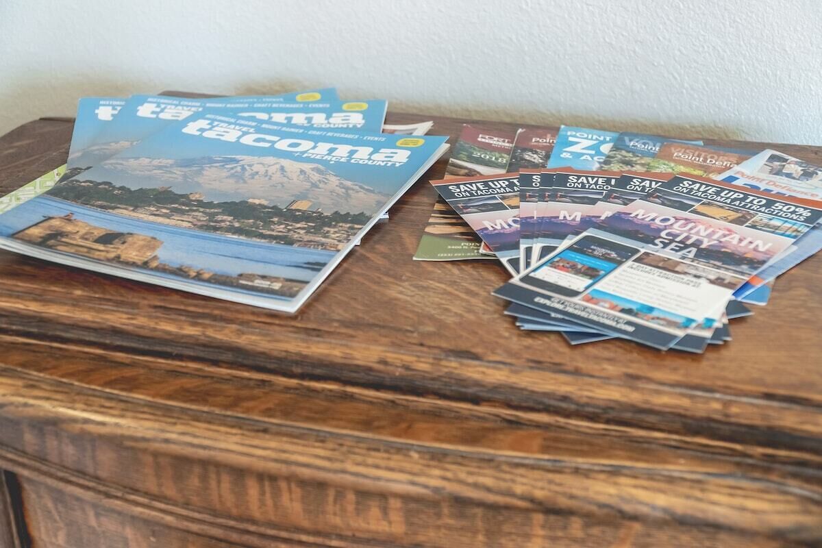 Een verzameling reisbladen op een houten oppervlak.
