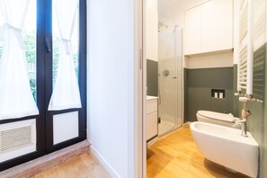 Shower, hair dryer, bidet, towels