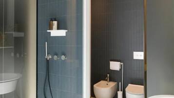 Douche à « effet pluie », peignoirs, chaussons, bidet