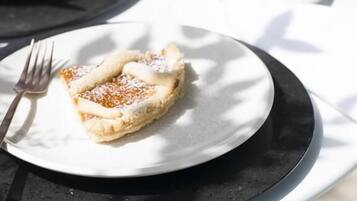 Una mesa con un plato de comida, una taza y una jarra.