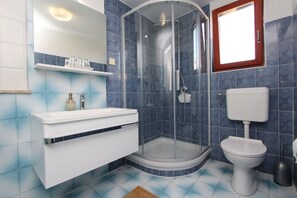 Appartamento, 1 camera da letto | Bagno | Doccia, asciugacapelli, asciugamani, carta igienica