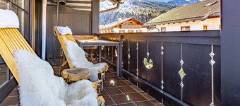 Stylish Alpine Retreat for 4 – Walk to Slopes with Alpspitze Views & Balcony