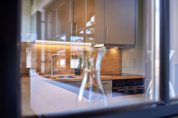 Kjøleskap, ovn, kokeplater og oppvaskmaskin