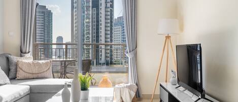 Leilighet | Oppholdsområde | En 37-tommers TV med kabel-kanaler samt Netflix og strømmetjenester