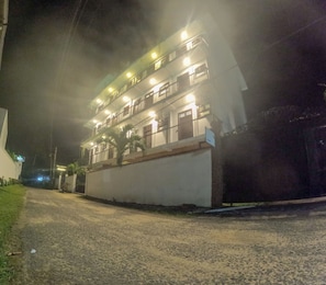 Vista frontal de la propiedad
