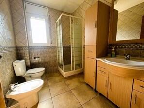 Shower, towels