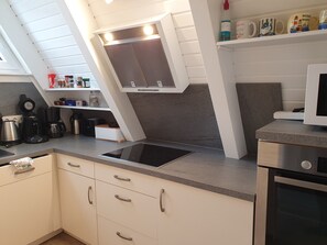 Køleskab, mikrobølgeovn, ovn, kogeplade