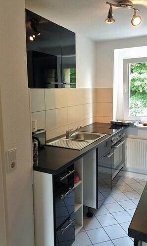 Fridge, microwave, stovetop, coffee/tea maker - Kurzurlaub in der Oberlausitz: Bautzen, Görlitz, Zittau. Neue Fewo für 2 Persnen (Bautzen)