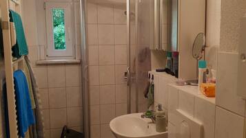 Haartrockner, Handtücher, Seife, Shampoo