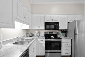 Refrigerador, microondas, horno y parrilla de estufa 