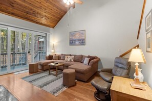 TV, fireplace - Golfers Paradise 3 BR Villa on the 9th Fairway (Pawleys Island)