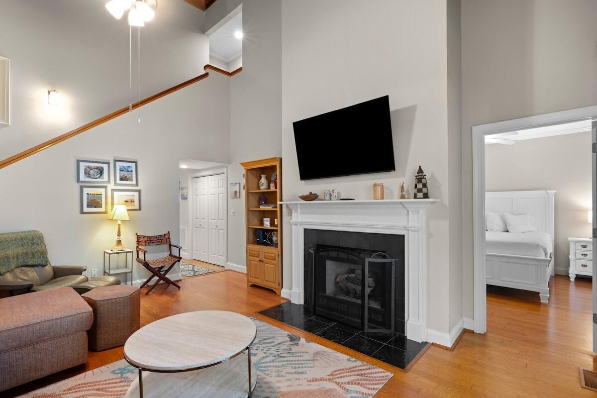 TV, fireplace