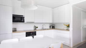 Superior Apartment, 3 Bedrooms, Fireplace, Partial Lake View | Private kitchen | Full-size fridge, microwave, oven, stovetop