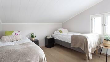 Superior Apartment, 3 Bedrooms, Fireplace, Partial Lake View | 3 bedrooms, premium bedding, individually decorated