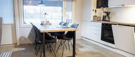 Departamento superior, 3 habitaciones, chimenea, vista parcial al lago (A5) | Cocina privada | Refrigerador con congelador, microondas, horno y parrilla de estufa