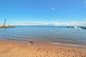 On the beach - Colorful Beach Front Condo with Lake Views (Bayfield)
