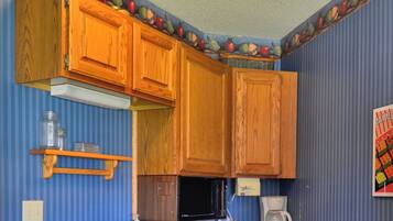 雪櫃、微波爐、焗爐、爐具