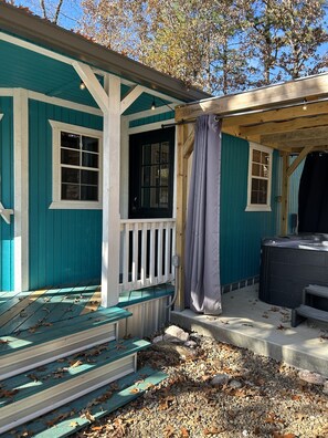 Terrace/patio - Love Bug- Clean economy getaway/Hot Tub/Lake Road (Broken Bow)