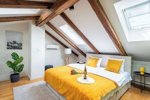 3 bedrooms, desk, iron/ironing board, WiFi - Spacious apartment near the old town (Prague)