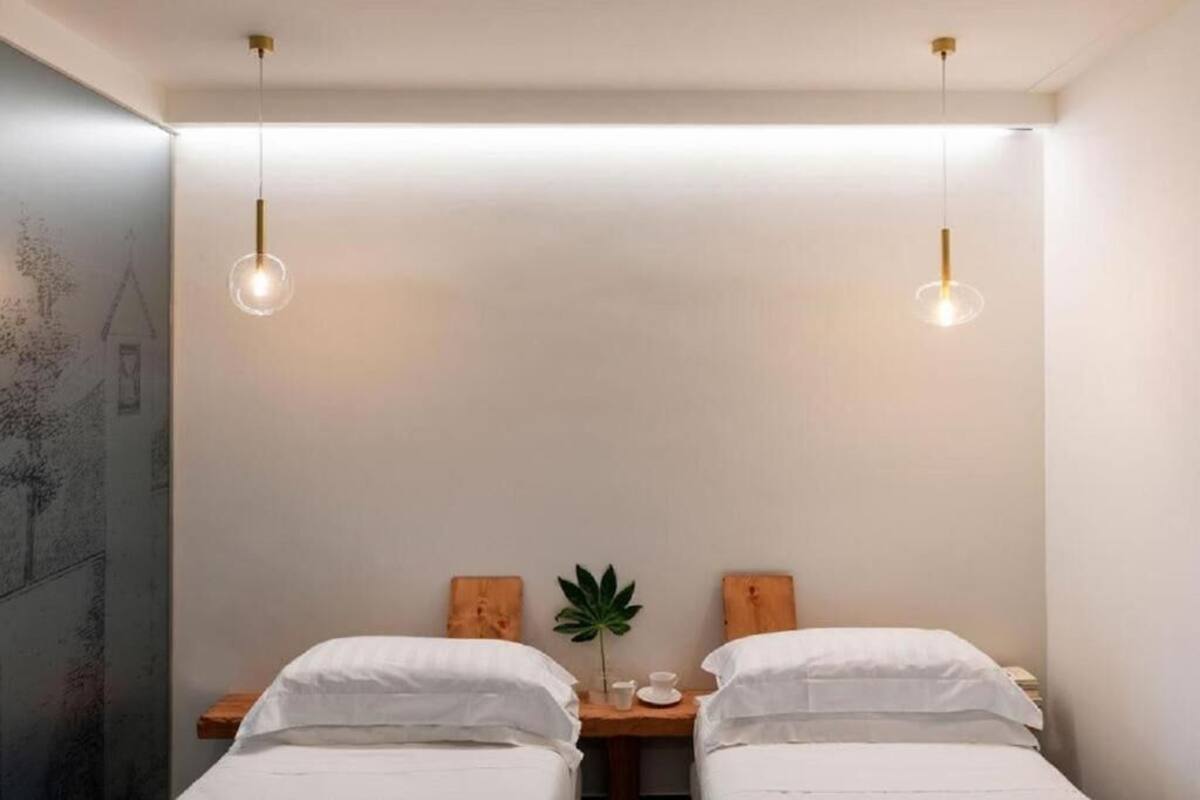 Quarto solteiro clássico | Frigobar, escrivaninha, Wi-Fi de cortesia, roupa de cama