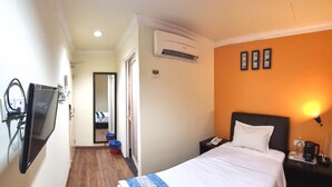 A hotel room with a bed, bedside table, lamp, and a television mounted on the wall. - Hotel Sunjoy9 Klang (Klang)