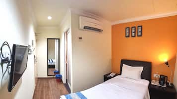 Desk, soundproofing, iron/ironing board, free WiFi
