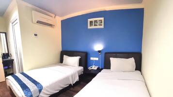 Quarto superior, 2 camas de solteiro | Escrivaninha, quartos à prova de som, ferros/tábuas de passar roupa