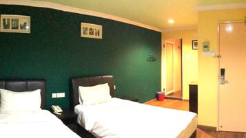 Quarto premium, 2 camas de solteiro | Escrivaninha, quartos à prova de som, ferros/tábuas de passar roupa