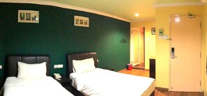 Premium-Zimmer, 2 Einzelbetten | Schreibtisch, schallisolierte Zimmer, Bügeleisen/Bügelbrett