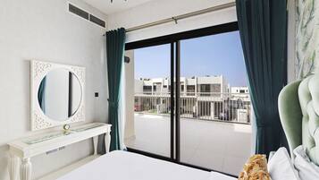 2 makuuhuonetta, tallelokero huoneessa, silitysrauta/-lauta