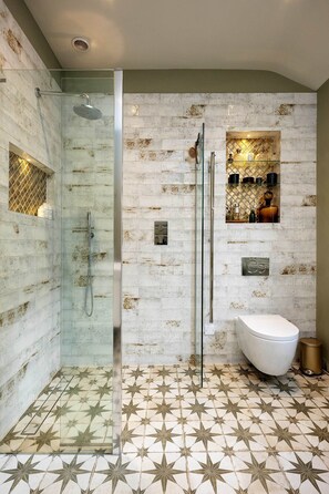 Douche, sèche-cheveux, serviettes fournies