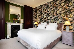 3 bedrooms, desk, WiFi, bed sheets
