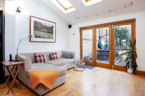 The Tranquil Townhouse, by Veeve