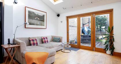 The Tranquil Townhouse, by Veeve