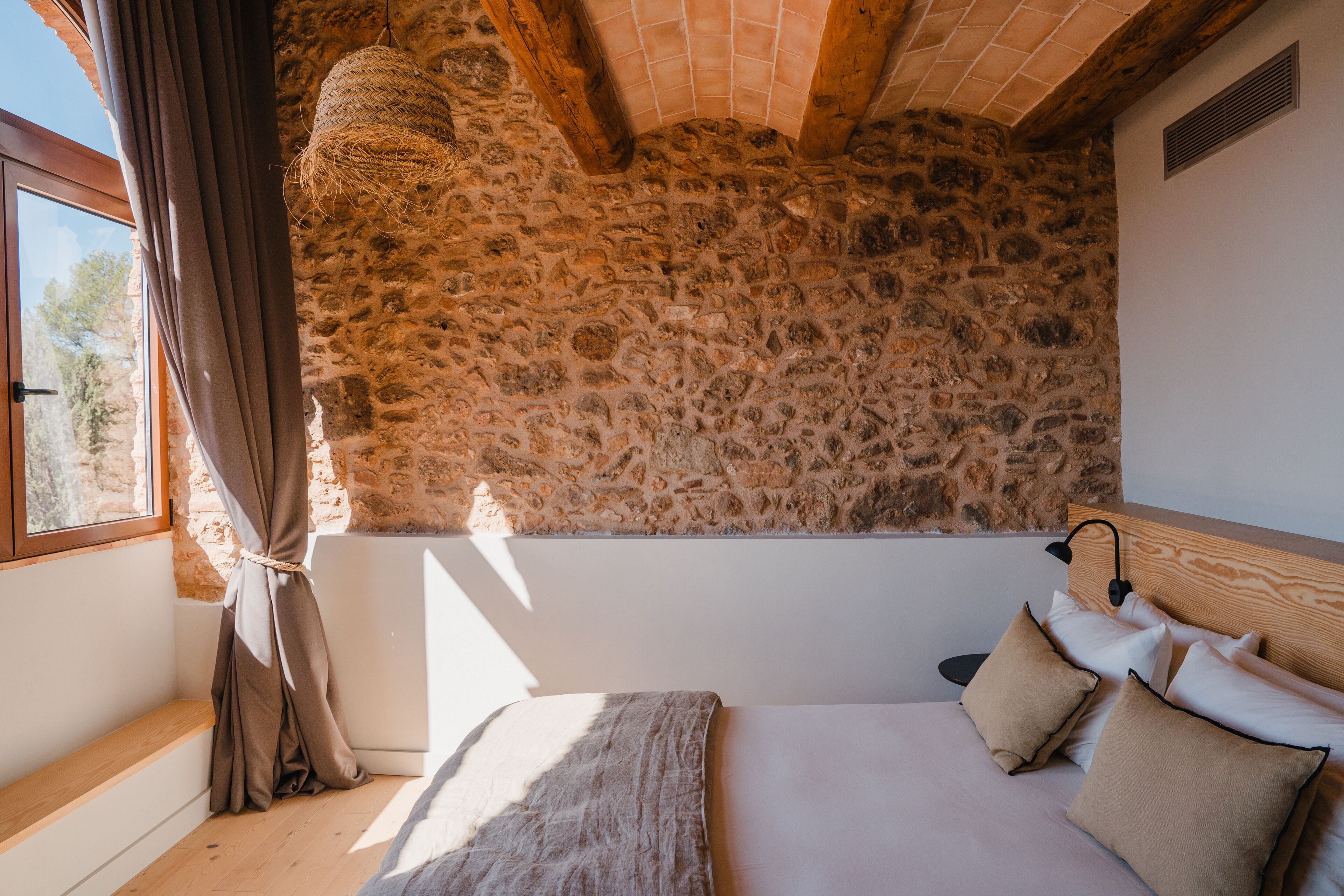 Habitación Confort doble (Cavall Bernat) | Cortinas opacas, sistema de insonorización, wifi gratis