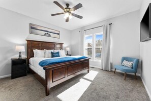 5 bedrooms, desk, iron/ironing board, travel cot