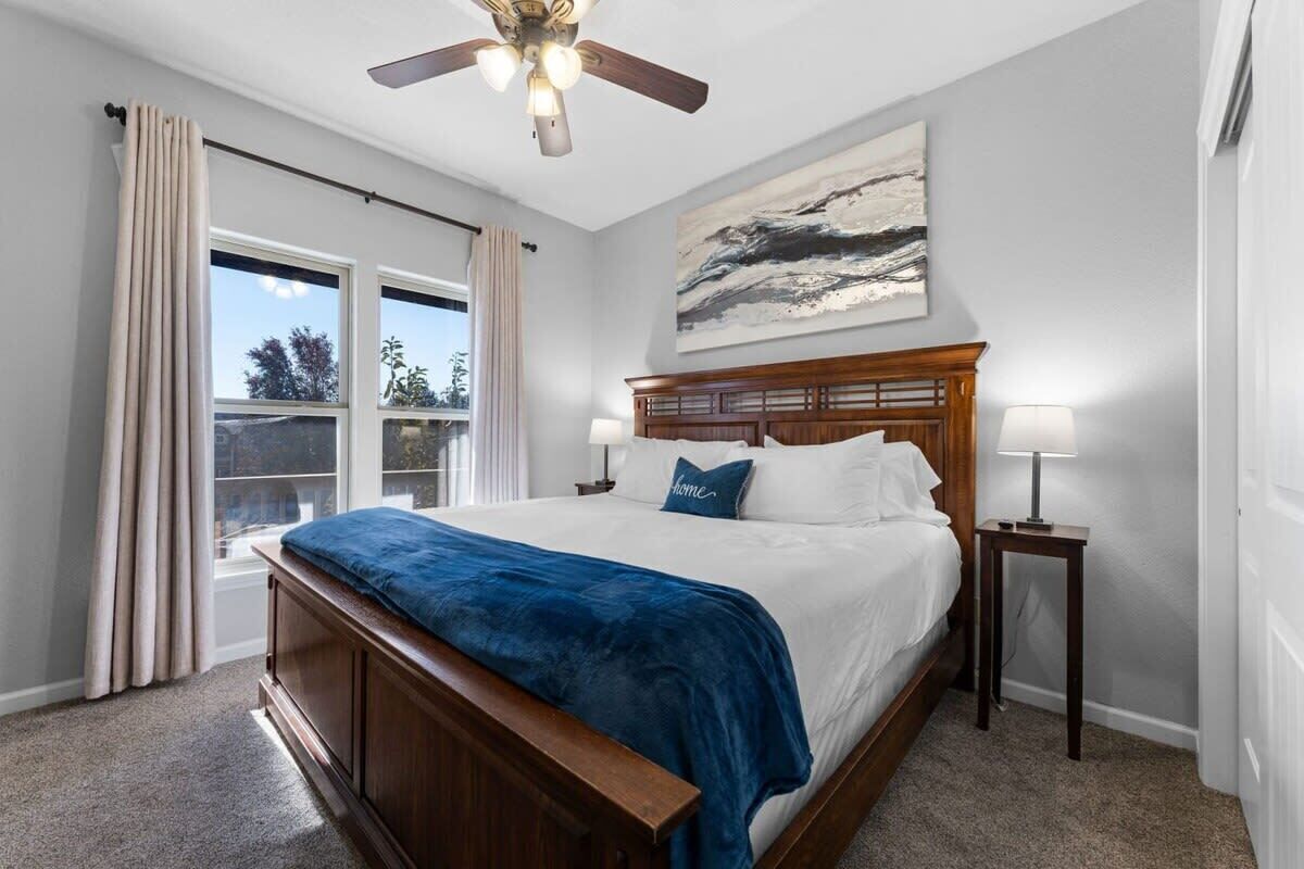 5 bedrooms, desk, iron/ironing board, travel cot