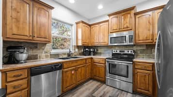 Een koelkast, een magnetron, een oven, een kookplaat