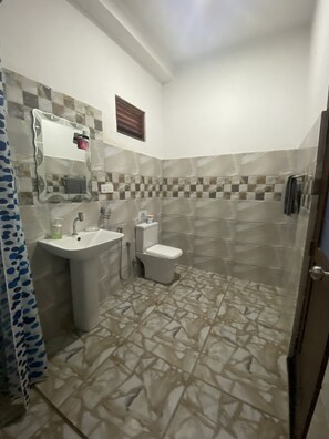 Dusche, Handtücher, Seife, Toilettenpapier