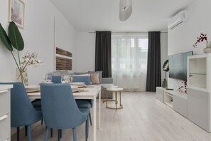 In-room dining - Gwiaździsta Apartment by Renters (Wroclaw)