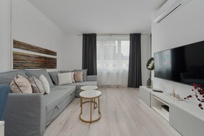 1 bedroom, bed sheets - Gwiaździsta Apartment by Renters (Wroclaw)