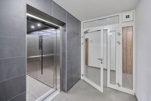 Lift - Gwiaździsta Apartment by Renters (Wroclaw)