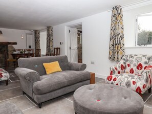 Living area - Cob Cottage (Newton Abbot)