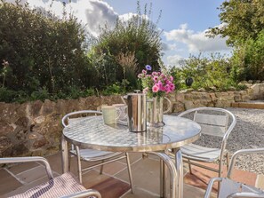 Outdoor dining - Cob Cottage (Newton Abbot)