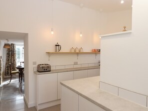 Refrigerador, lavavajillas, tetera/pava eléctrica, tostadora