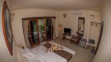 Deluxe Villa, 1 Katil Raja (King), Non Smoking, Pool Access | 1 bilik tidur, peti besi dalam bilik, Wi-fi percuma