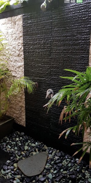 Regadera, regadera tipo lluvia, secadora de cabello, toallas 