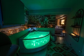 مغطس بمضخات للمياه