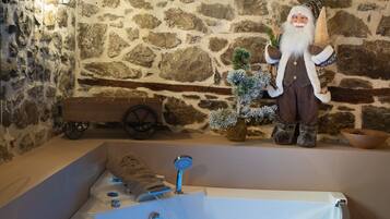 Deluxe House | Jetted bathtub