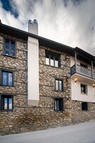 Un edificio de piedra con múltiples ventanas y balcones.